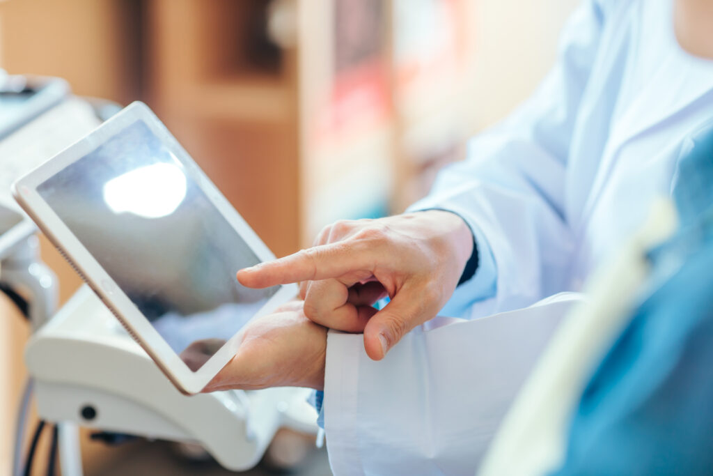 矯正装置は目立つからイヤ？目立たない方法とメリットを解説